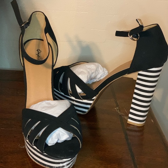 Black & White Sandals - Picture 2 of 3